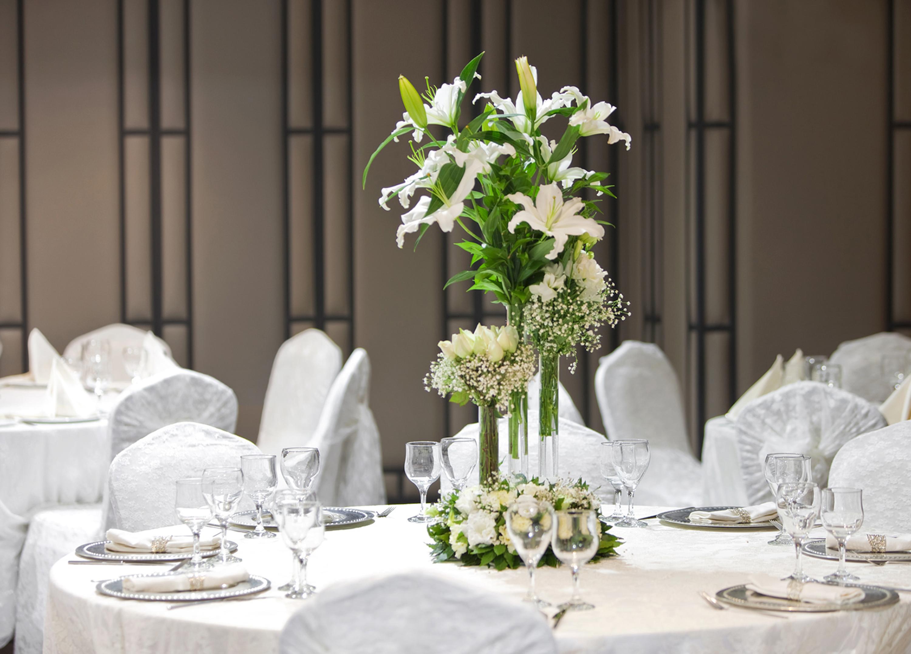 Sura Hagia Sophia Hotel Istanbul Exteriör bild The photo showcases a beautifully arranged dining table set for an event, likely a wedding or formal gathering. The table is covered with a white tablecloth and features elegant place settings, including glassware and silver cutlery. At the center, t